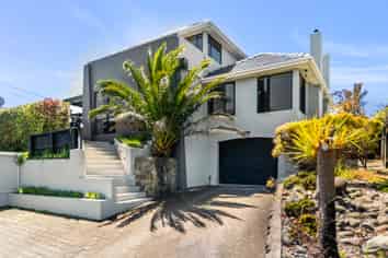 49 Paynters Avenue, Strandon