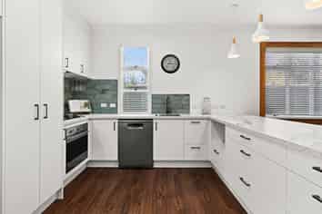 414 Massey Street, Akina