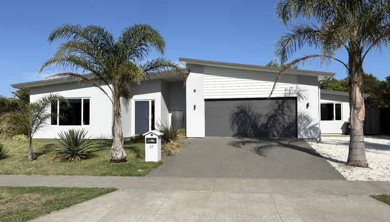 37 Pohutukawa Drive, Bay View