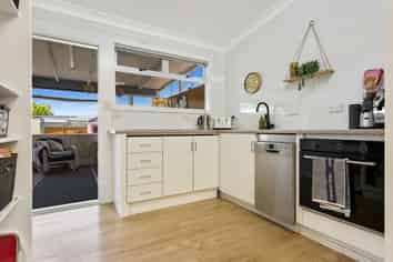 905 Willowpark Road North, Mayfair