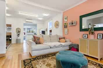 905 Willowpark Road North, Mayfair