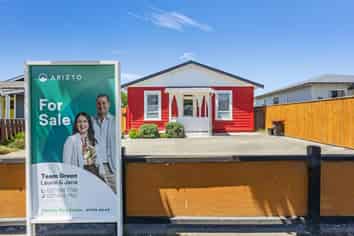 905 Willowpark Road North, Mayfair