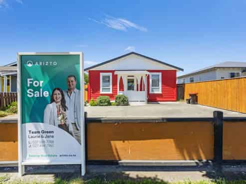 905 Willowpark Road North, Mayfair