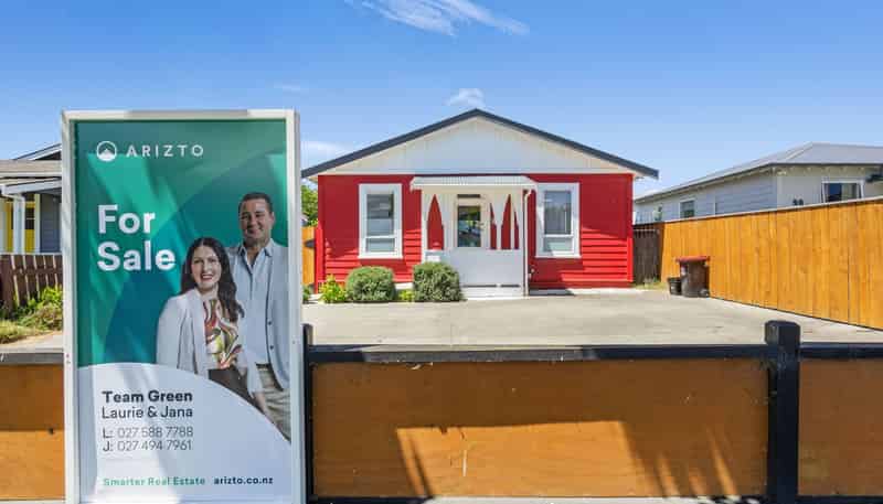 905 Willowpark Road North, Mayfair