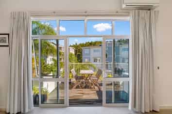 5 Eaves Bush Parade, Orewa