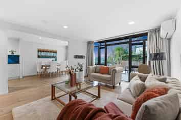 2/30 Verbena Road, Birkdale