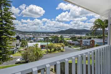  37 Raewyn Street, Morningside