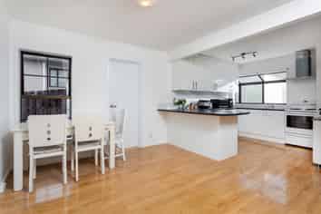 2/189 Onewa Road, Birkenhead