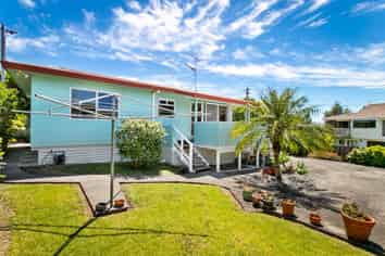 1/208 Royal Road, Massey