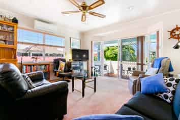 1/208 Royal Road, Massey