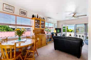 1/208 Royal Road, Massey