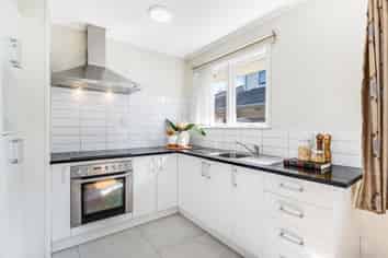 3/8 Bowling Avenue, Epsom