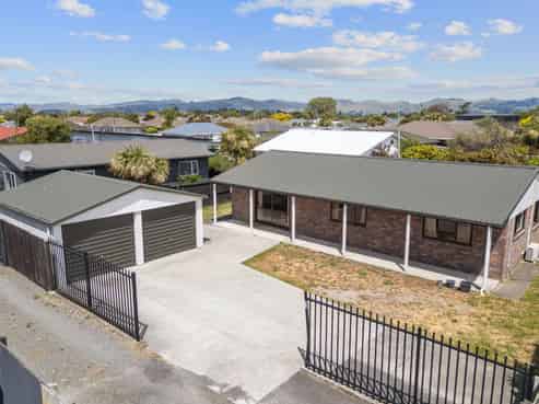 62 Travis Road, Burwood