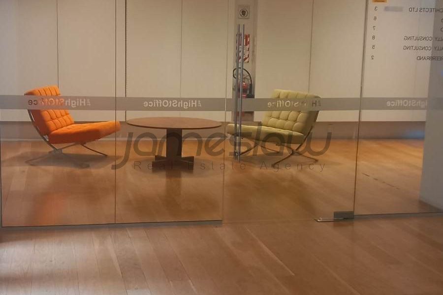 65.6 m² Contemporary Designed Office