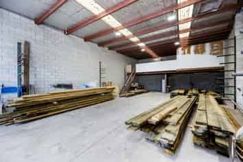 Functional 206sqm industrial unit – prime St John