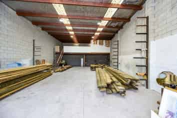Functional 206sqm industrial unit – prime St John