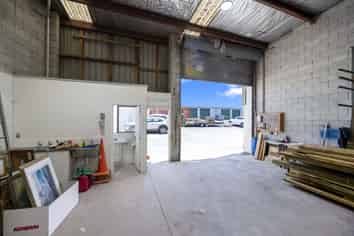Functional 206sqm industrial unit – prime St John