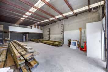 Functional 206sqm industrial unit – prime St John