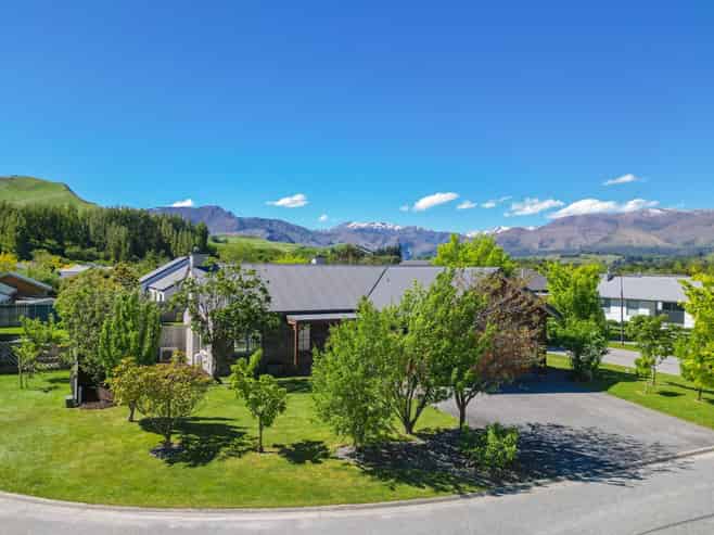 4 & 4A  Manorburn Place, Lake Hayes Estate