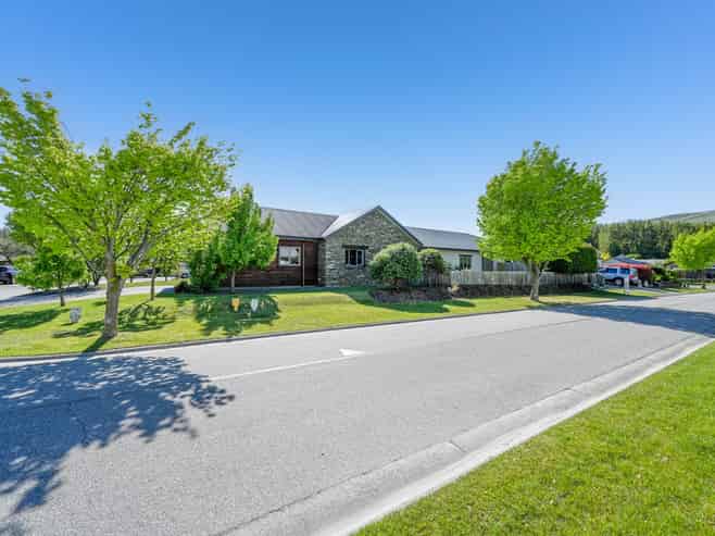 4 & 4A  Manorburn Place, Lake Hayes Estate