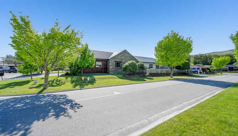 4 & 4A  Manorburn Place, Lake Hayes Estate