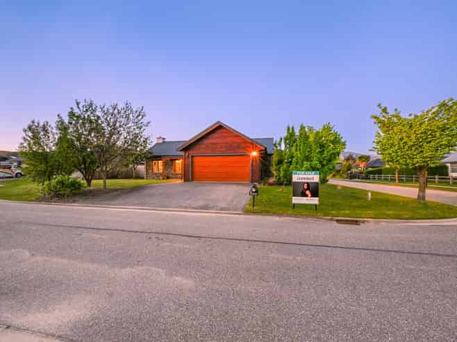 4 & 4A  Manorburn Place, Lake Hayes Estate