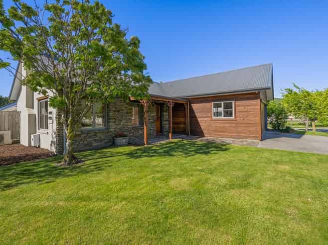 4 & 4A  Manorburn Place, Lake Hayes Estate