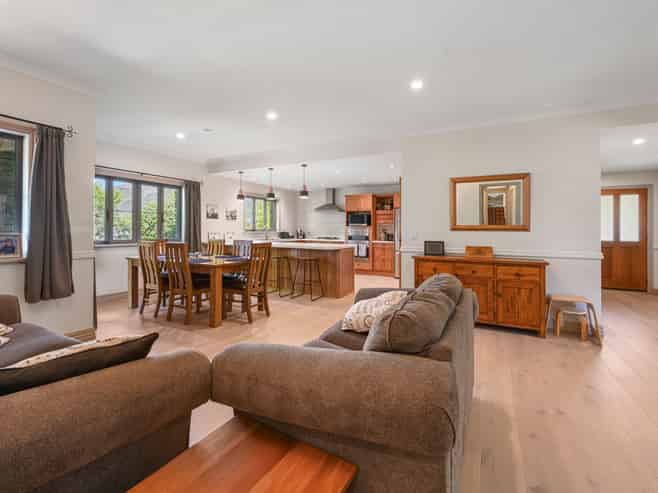 4 & 4A  Manorburn Place, Lake Hayes Estate