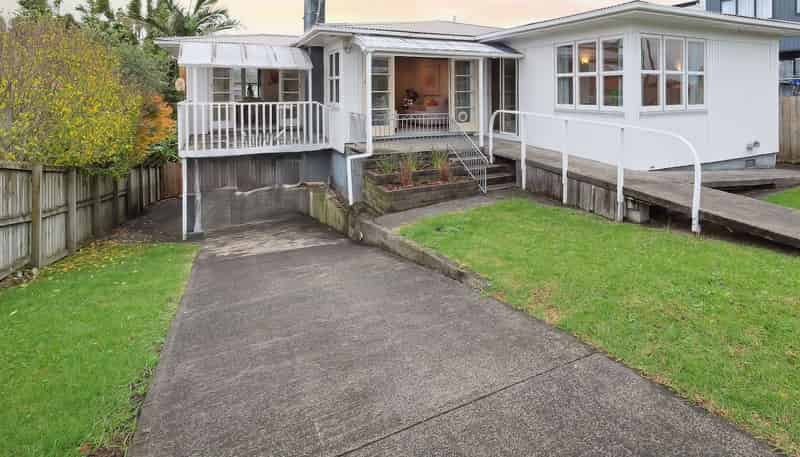 16 Sylvan Crescent, Te Atatu South