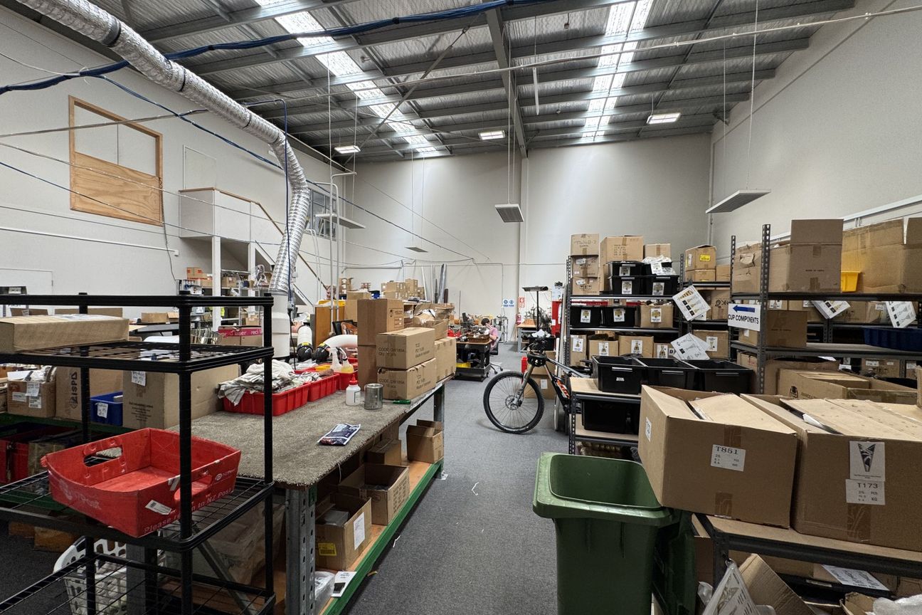 Roadfront profile with warehousing on Maleme - Bild 6