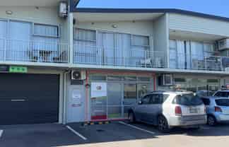 Convenient compact commercial in Papamoa