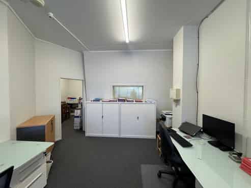 Convenient compact commercial in Papamoa