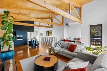 23 Log Race Road, Piha