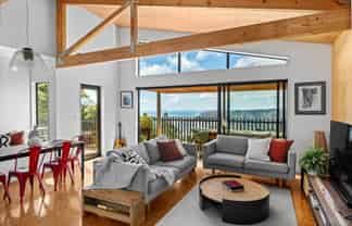 23 Log Race Road, Piha