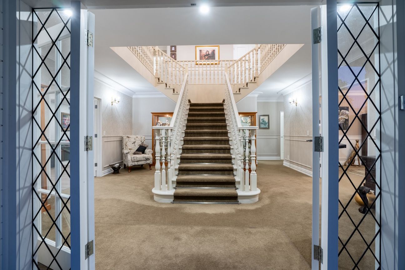 Walk into Hillcrest from this home - Więcej