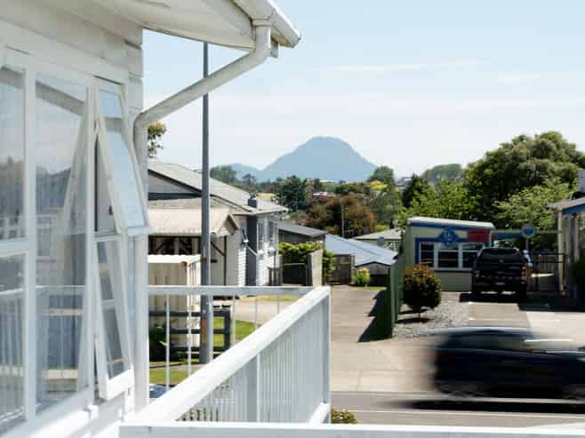 1 & 2/75 Domain Road, Whakatane