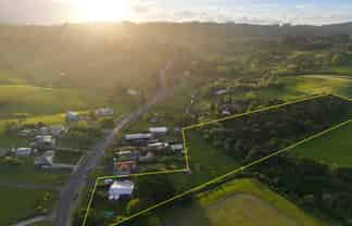 15 Bethells Road, Waitakere