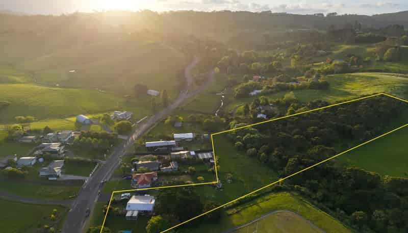 15 Bethells Road, Waitakere