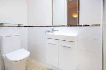 7b/8 Farnham Street, Parnell