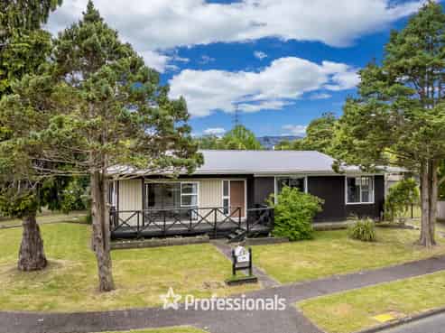 33 Larchmont Grove, Totara Park