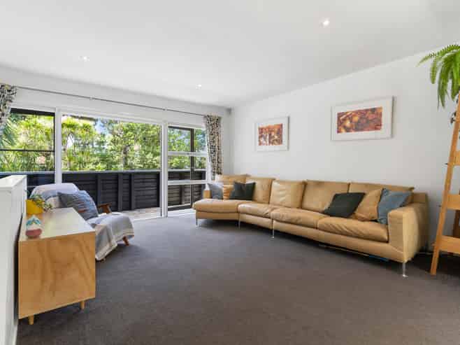 13 Hollywood Avenue, Titirangi