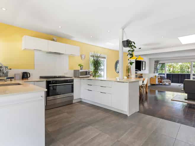 13 Hollywood Avenue, Titirangi