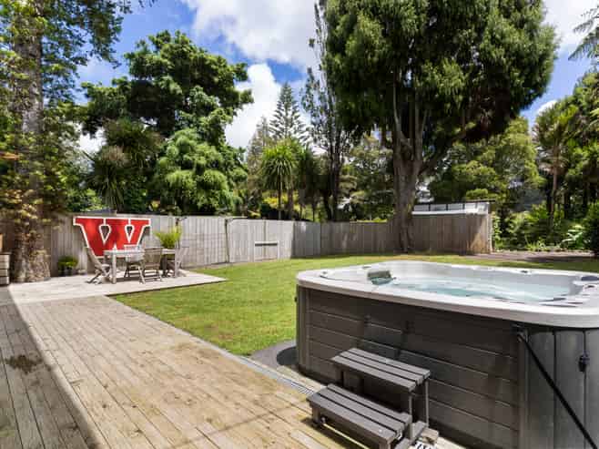 13 Hollywood Avenue, Titirangi