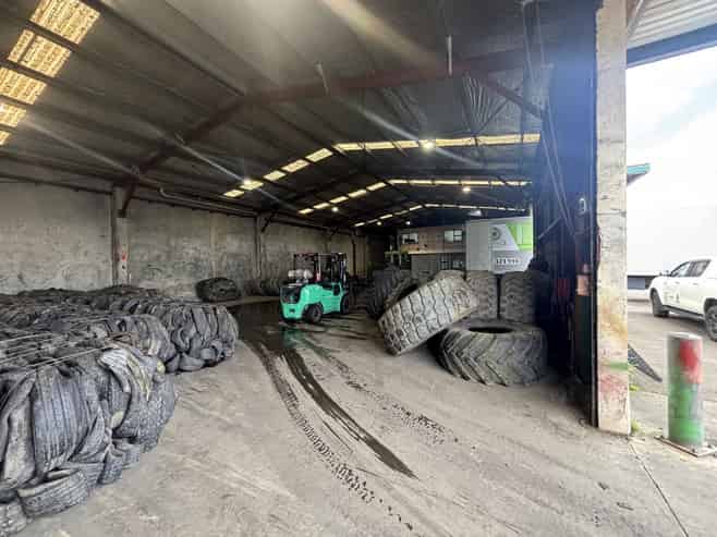 Rear tenancy warehouse for lease!