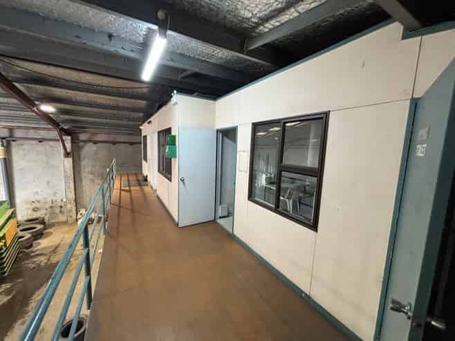 Rear tenancy warehouse for lease!