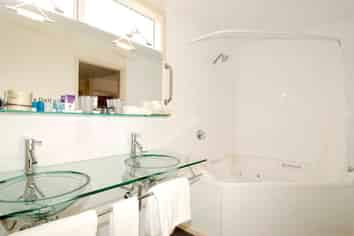 Amazing Opportunity - Deadline Sale 4pm 4 Dec 2025