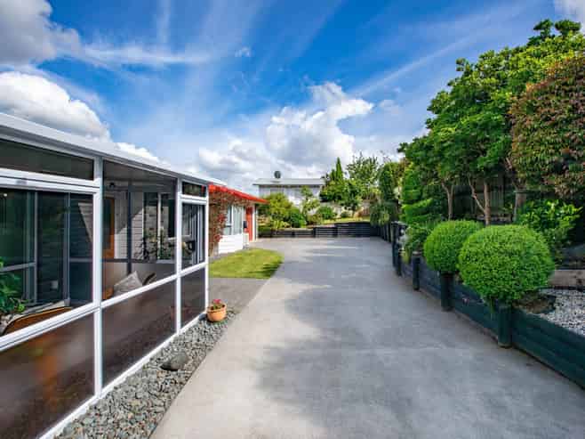 54 Lansdowne Crescent, Glenview