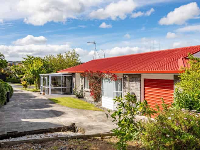 54 Lansdowne Crescent, Glenview