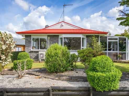 54 Lansdowne Crescent, Glenview