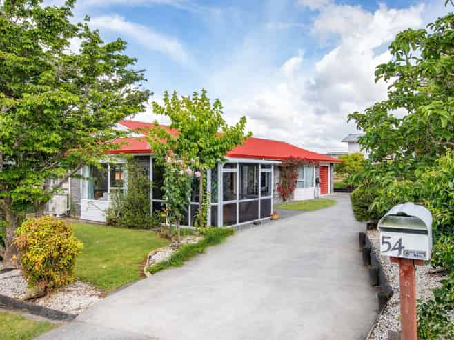 54 Lansdowne Crescent, Glenview